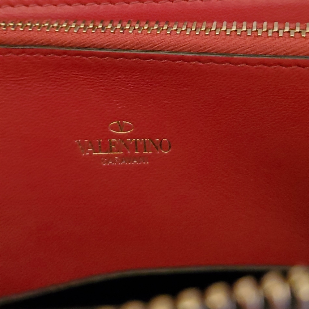 Valentino Garavani Bucket Bag with Rockstud Wallet - Picture 12 of 16